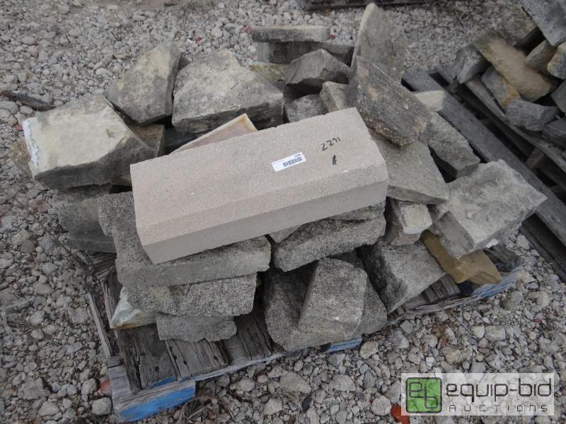 lot 2291 image: 4 Pallets of various size landscape stoneroc...