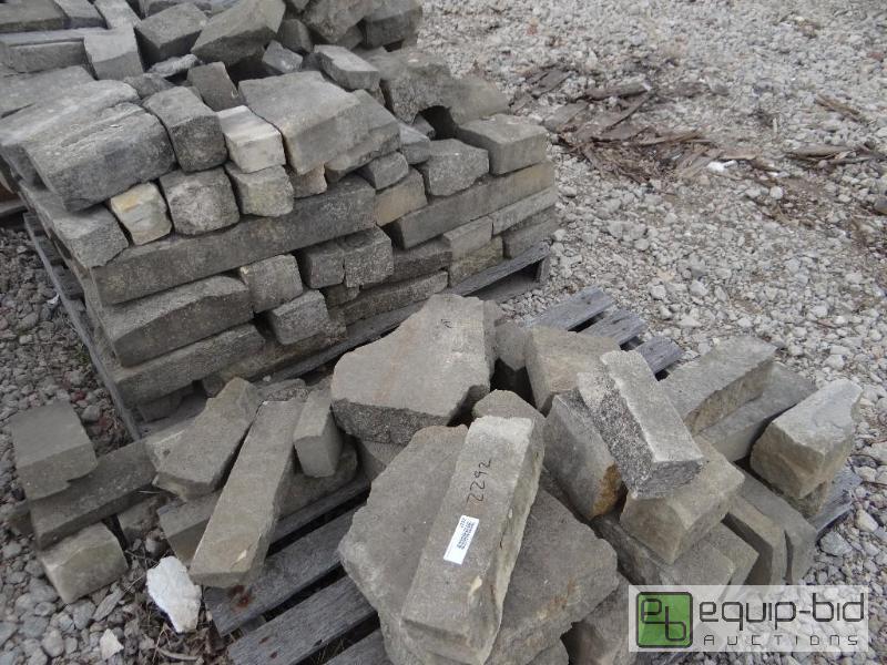 lot 2292 image: 2 Pallets of various size landscape stoneroc...