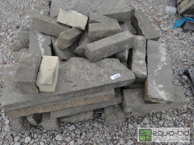 lot 2294 image: 2 Pallets of various size landscape stoneroc...