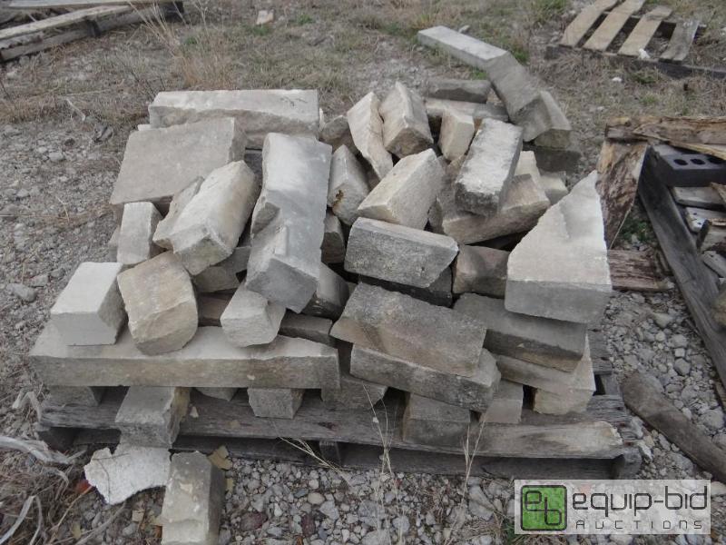 lot 2299 image: 3 Pallets of various size landscape stoneroc...