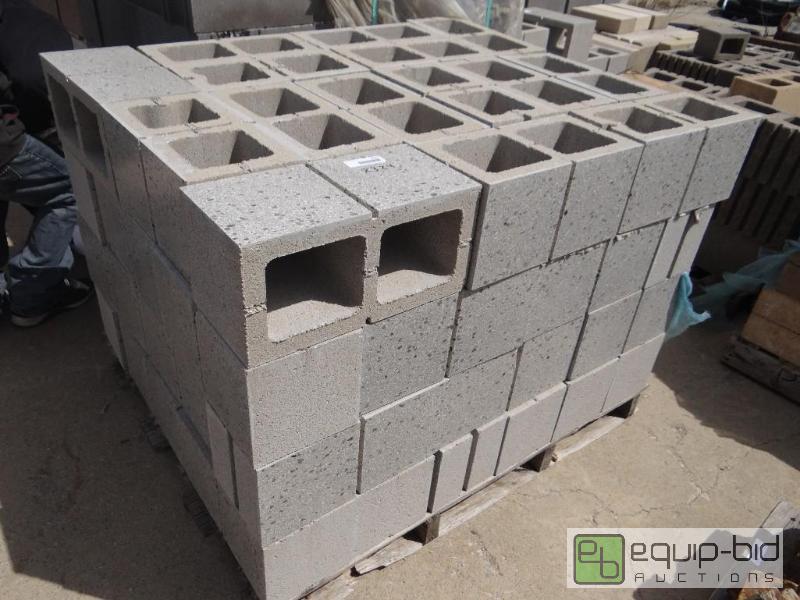 lot 2324 image: Pallet of cinder blockbuilding block. Finish...