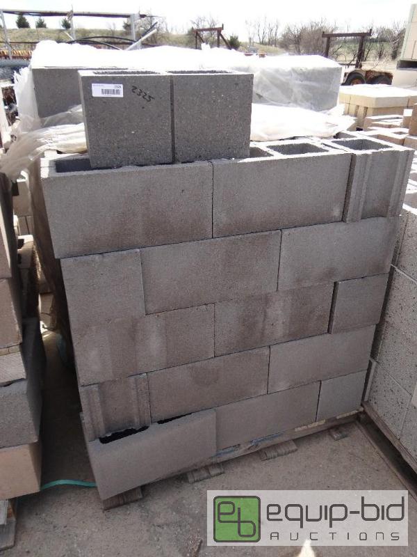 lot 2325 image: Pallet of cinder blockbuilding block. Finish...