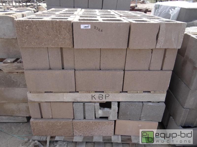 lot 2326 image: Pallet of cinder blockbuilding block.  Ski...