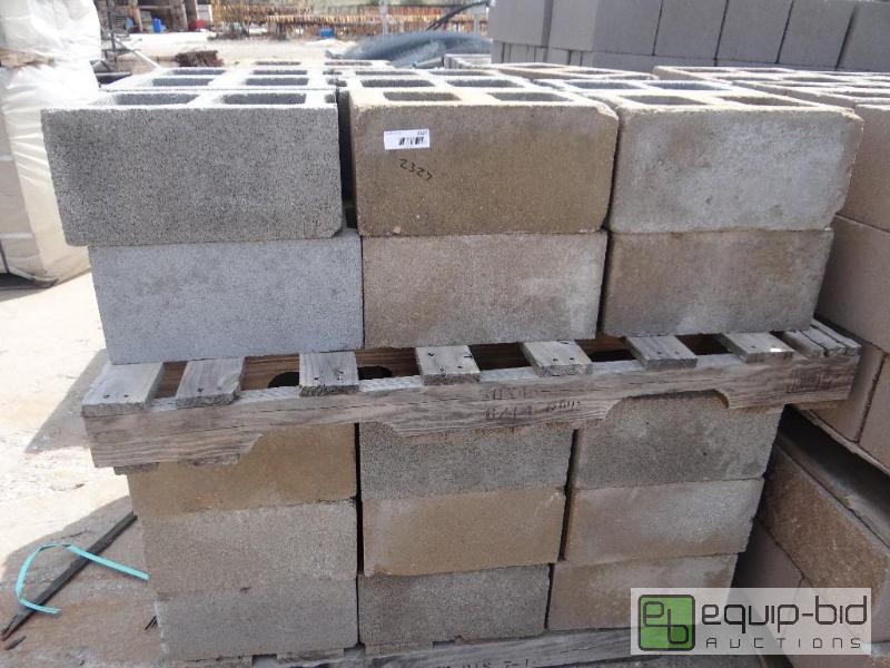 lot 2327 image: Pallet of cinder blockbuilding block.  Ski...