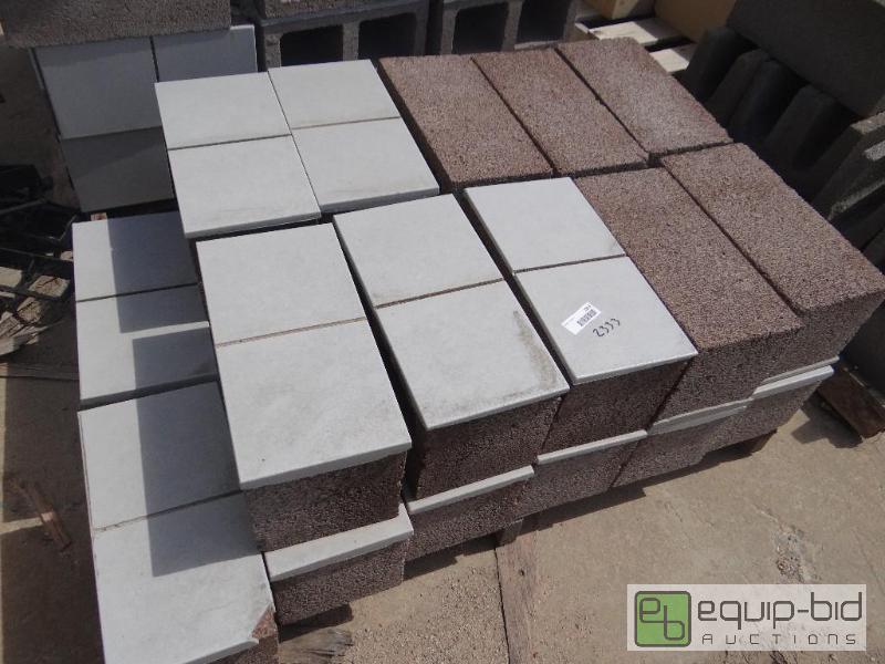 lot 2333 image: Partial Pallet of cinder blockbuilding block...