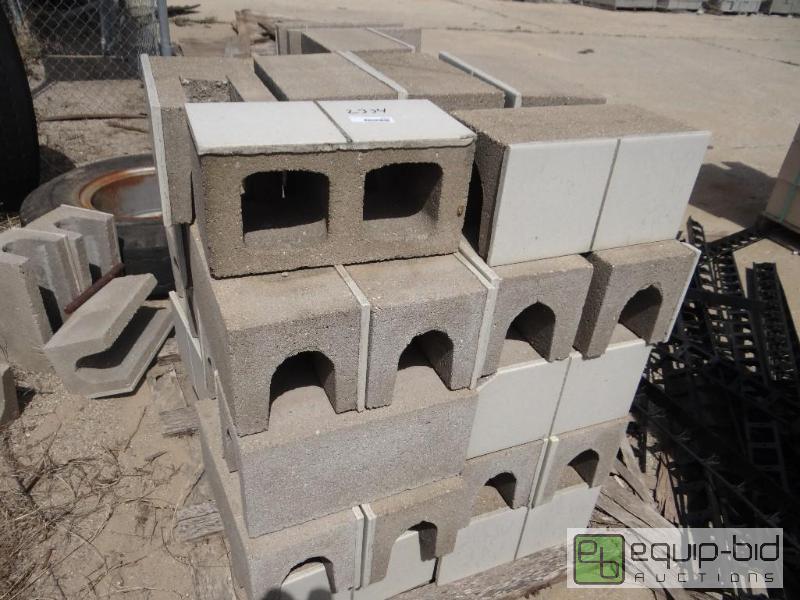 lot 2334 image: Pallet of cinder blockbuilding block. Finish...