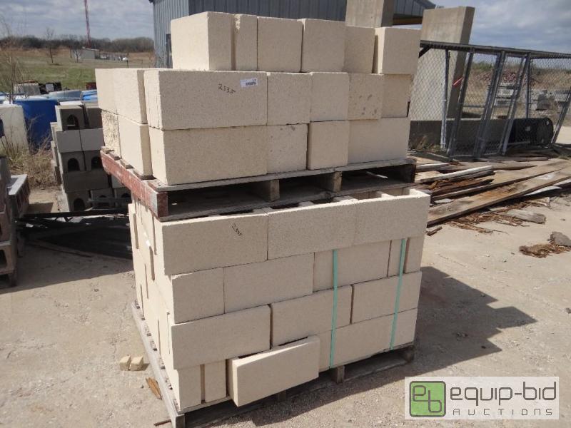 lot 2335 image: 2 Pallet of blonde cinder blockbuilding bloc...