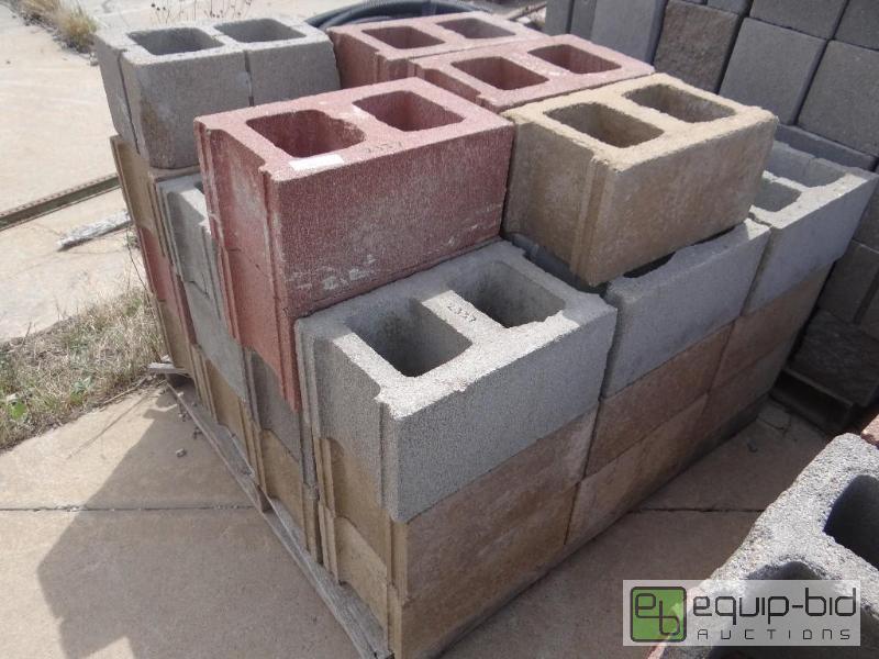 lot 2337 image: Pallet of cinder blockbuilding block.  Ski...