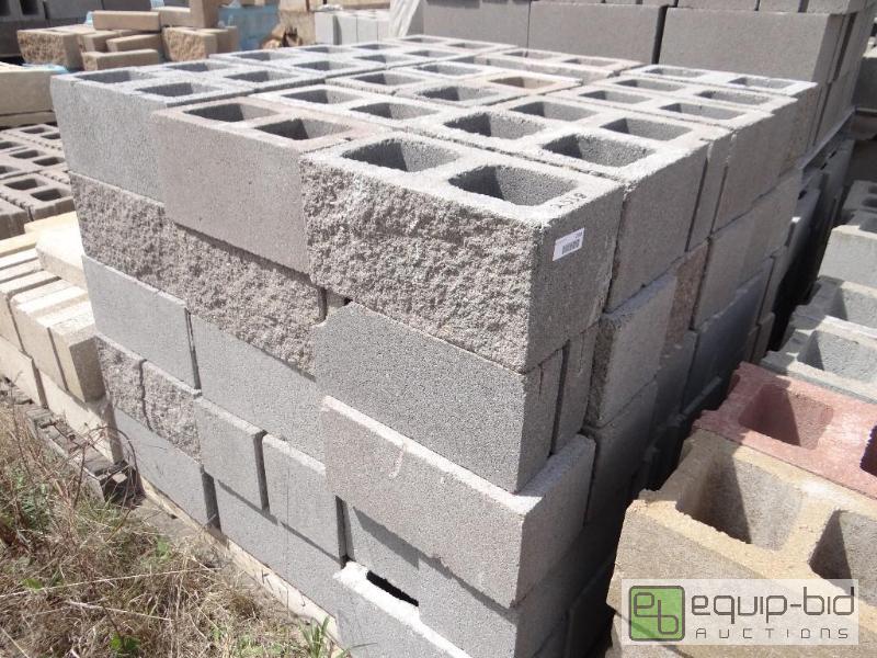 lot 2338 image: Pallet of cinder blockbuilding block.  Ski...
