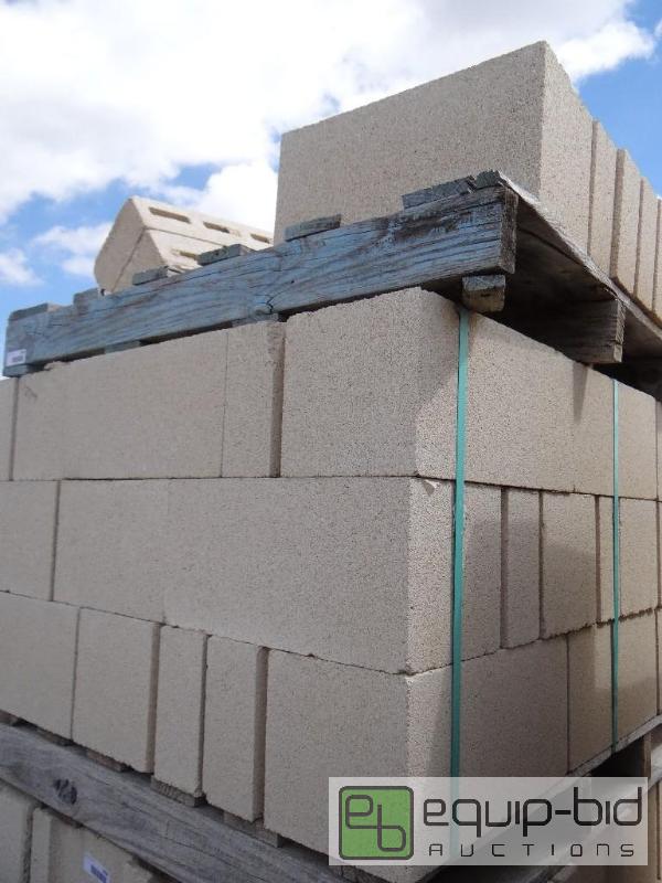 lot 2349 image: Pallet of cinder blockbuilding block.  Ski...