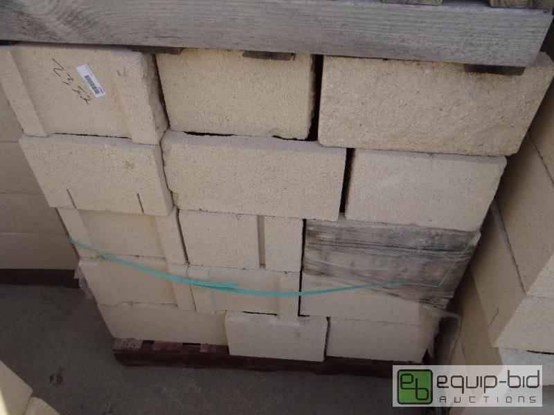 lot 2352 image: Pallet of cinder blockbuilding block.  Ski...