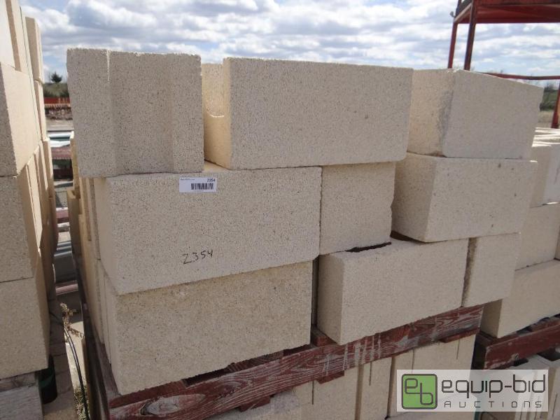 lot 2354 image: 2 Pallet of cinder blockbuilding block.  S...