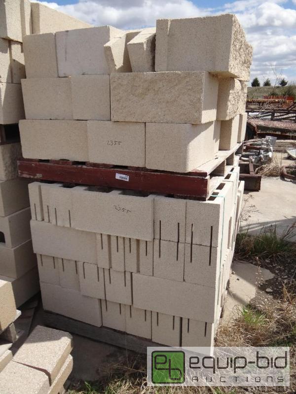 lot 2355 image: 2 Pallet of blonde cinder blockbuilding bloc...