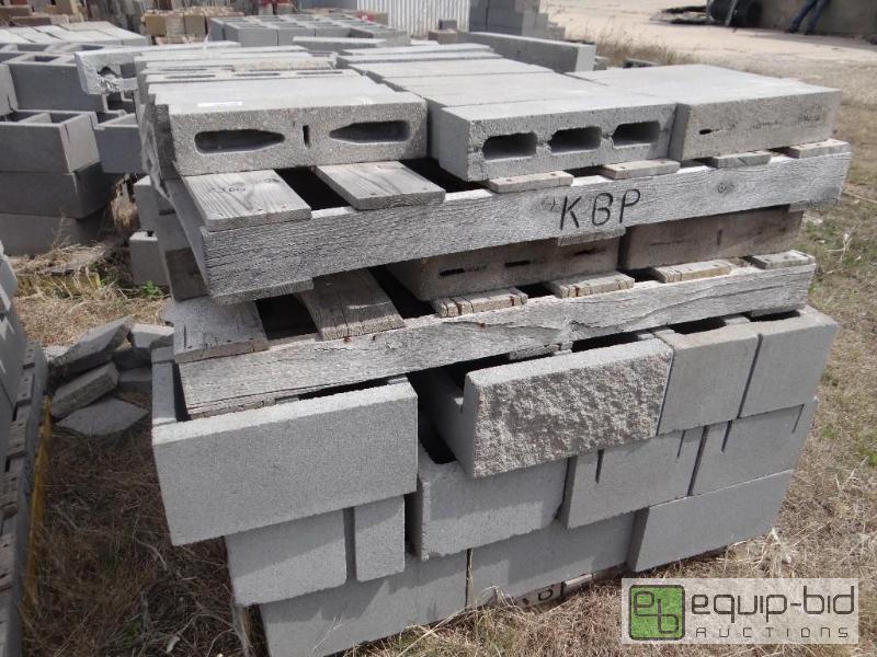 lot 2366 image: Pallet of cinder blockbuilding block. variou...