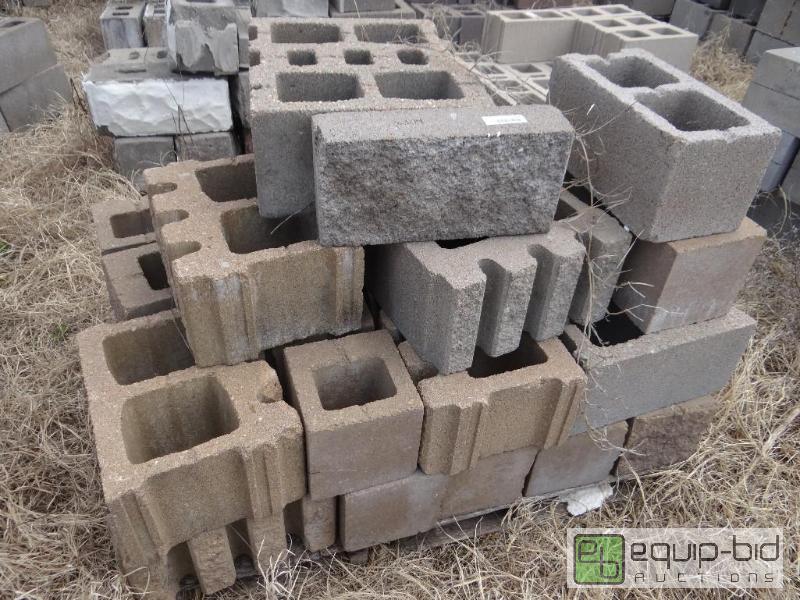 lot 2374 image: 3 Pallet of cinder blockbuilding block. vari...