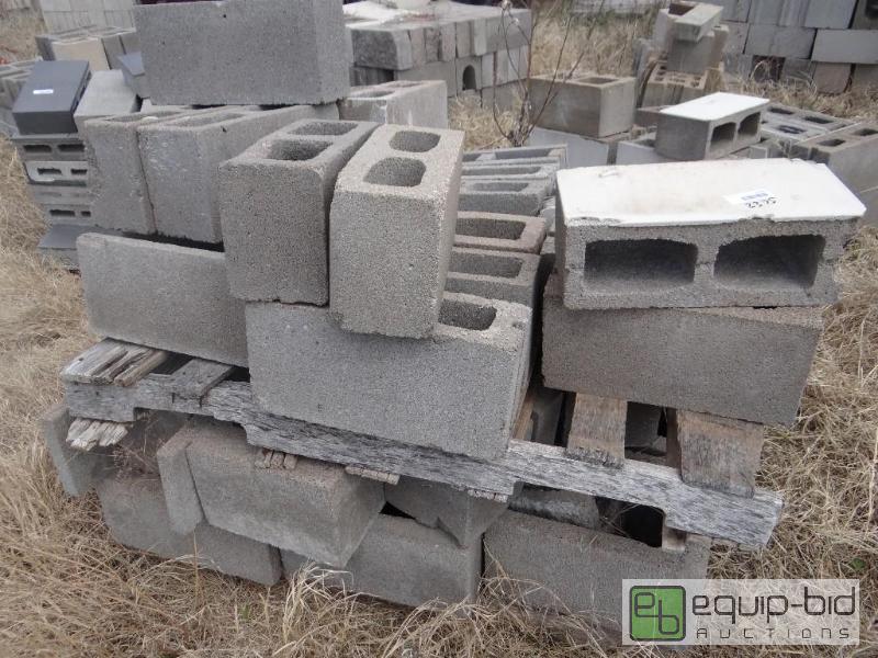 lot 2375 image: 2 Pallet of cinder blockbuilding block. vari...