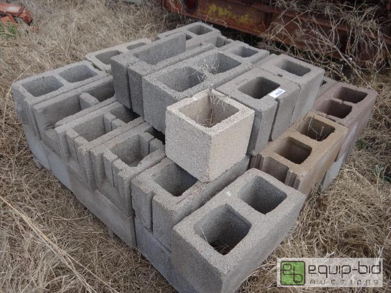 lot 2377 image: 2 Pallet of cinder blockbuilding block. vari...
