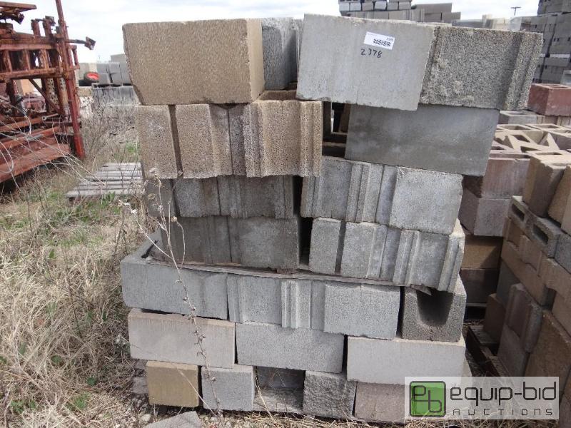lot 2378 image: Pallet of cinder blockbuilding block. variou...