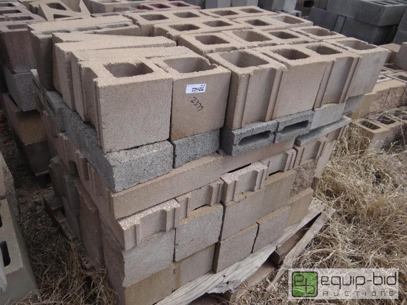 lot 2379 image: Pallet of cinder blockbuilding block. variou...