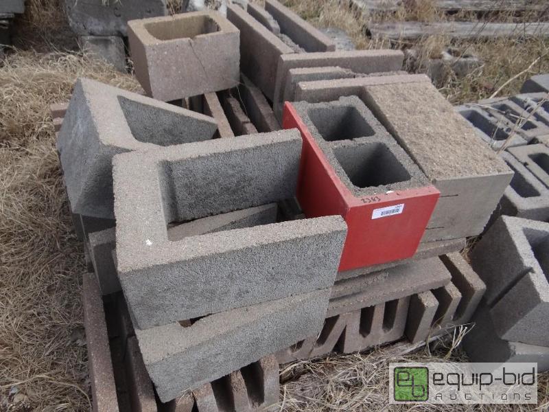 lot 2383 image: 3 Pallet of cinder blockbuilding block. vari...
