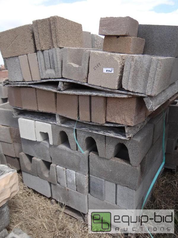lot 2384 image: Pallet of cinder blockbuilding block. variou...