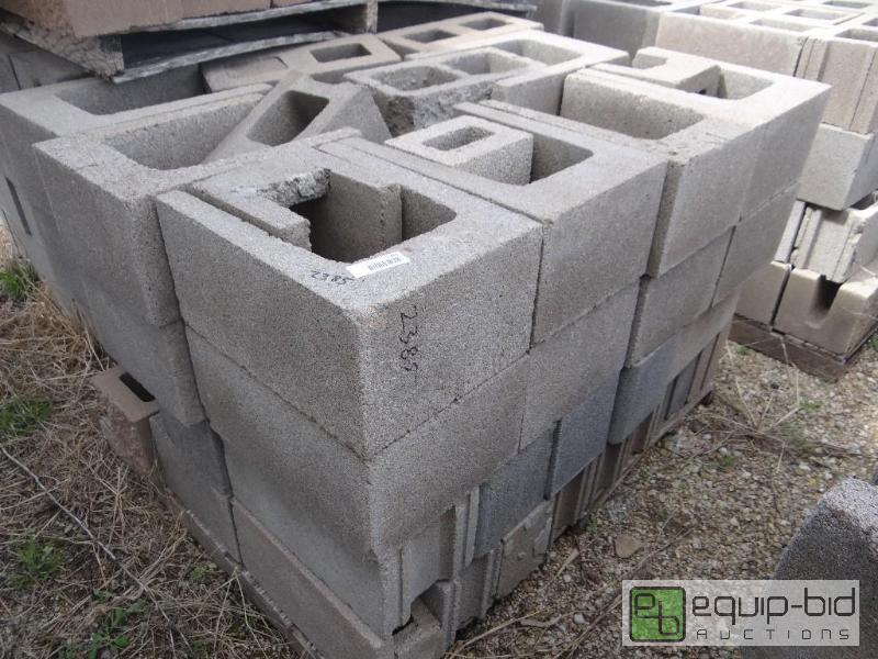 lot 2385 image: Pallet of cinder blockbuilding block. variou...