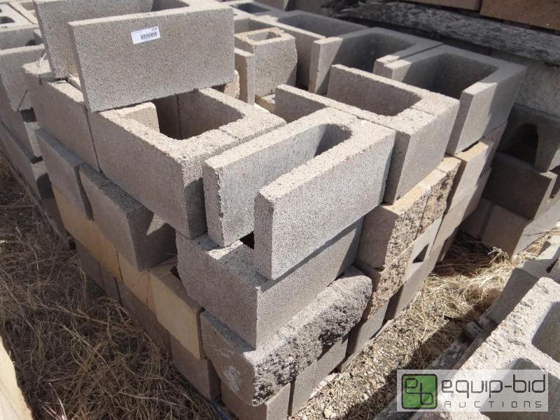 lot 2387 image: Pallet of cinder blockbuilding block. variou...