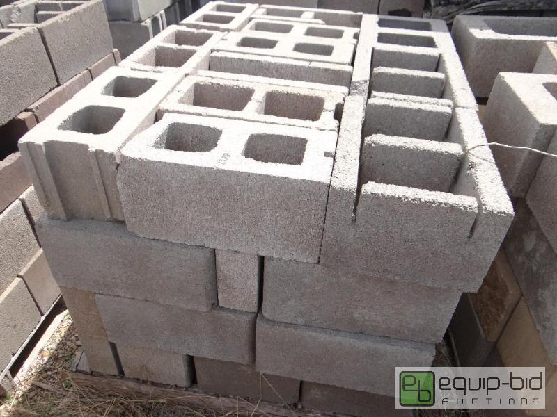 lot 2388 image: Pallet of cinder blockbuilding block. variou...