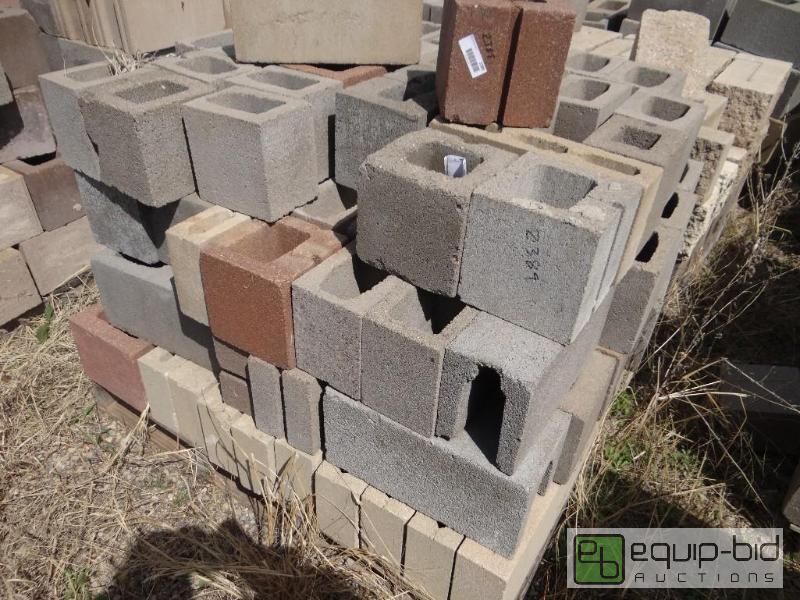 lot 2389 image: Pallet of cinder blockbuilding block. variou...
