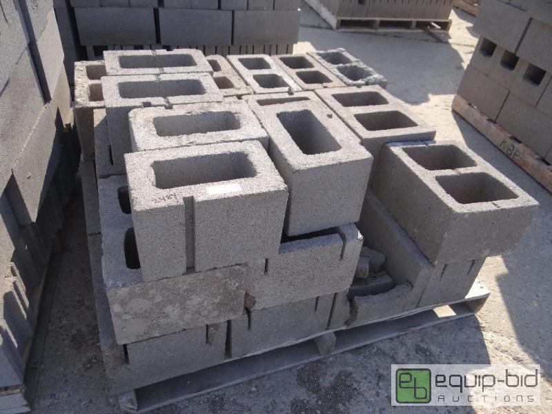 lot 2484 image: 1 Pallet of cinder blockbuilding block.  S...