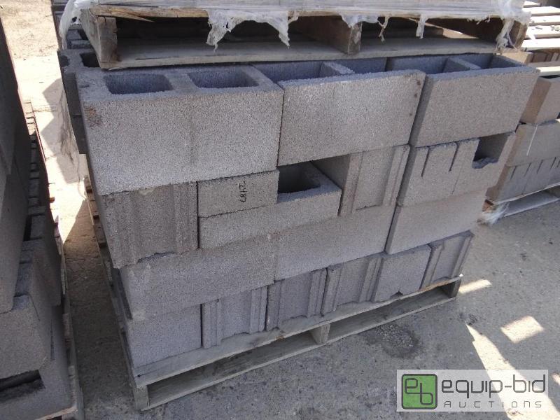 lot 2487 image: 2 Pallet of cinder blockbuilding block.  S...