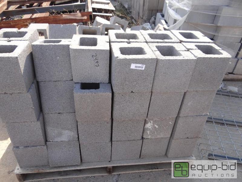 lot 2497 image: 1 Pallet of cinder blockbuilding block.Ski...