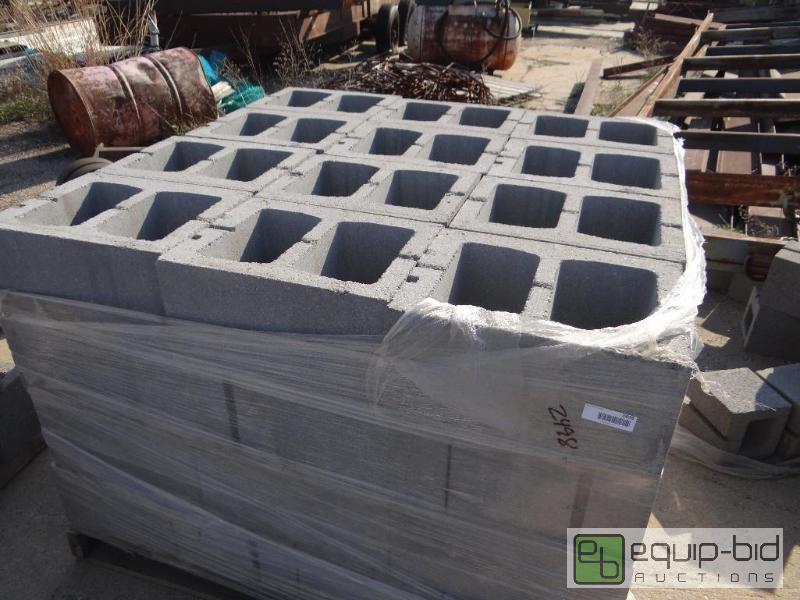 lot 2498 image: 1 Pallet of cinder blockbuilding block.Ski...
