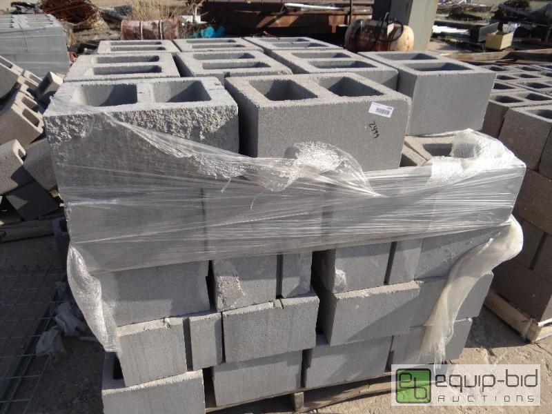 lot 2499 image: 1 Pallet of cinder blockbuilding block.Ski...