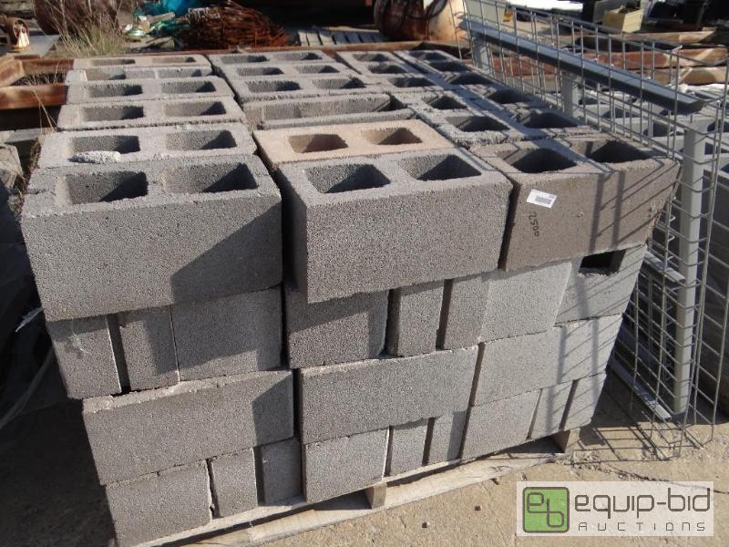 lot 2500 image: 1 Pallet of cinder blockbuilding block.Ski...