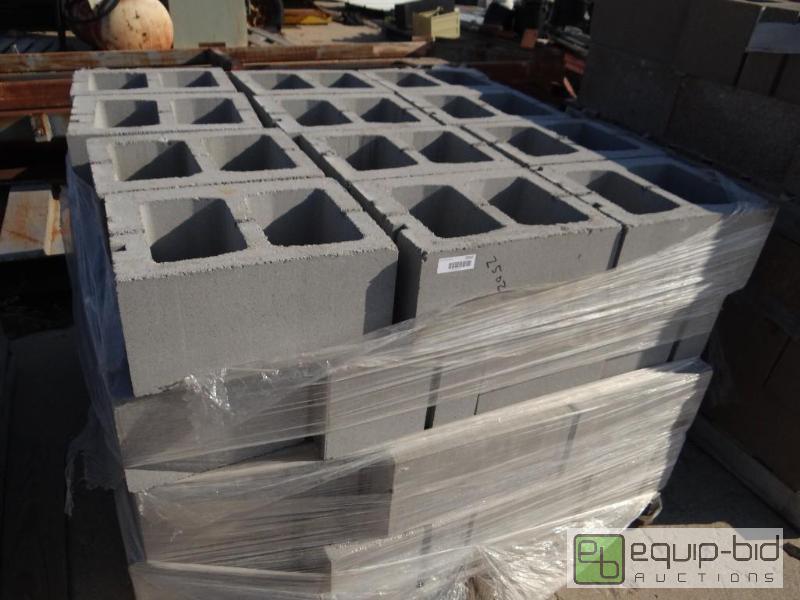 lot 2502 image: 1 Pallet of cinder blockbuilding block.Ski...
