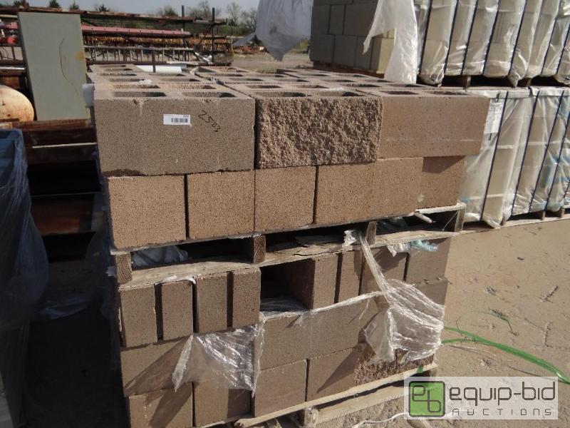 lot 2503 image: 1 Pallet of cinder blockbuilding block.Ski...