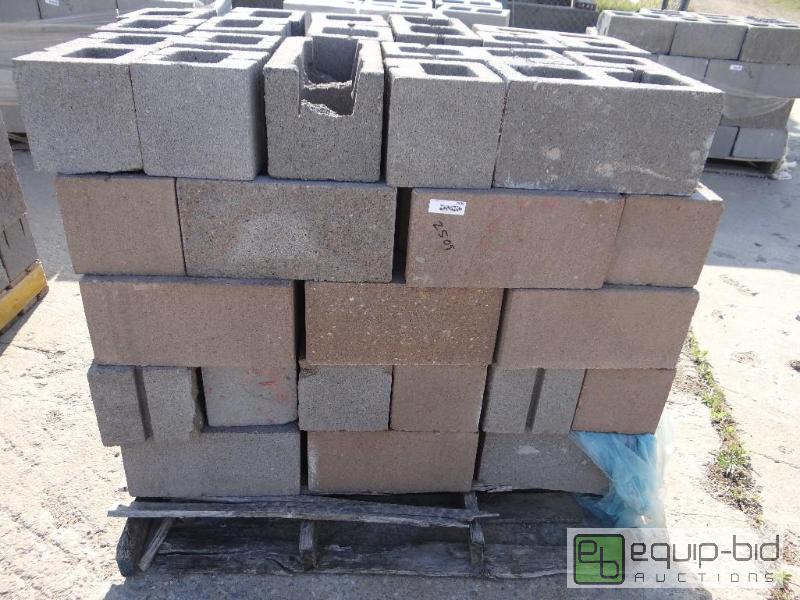 lot 2509 image: 1 Pallet of cinder blockbuilding block.Ski...