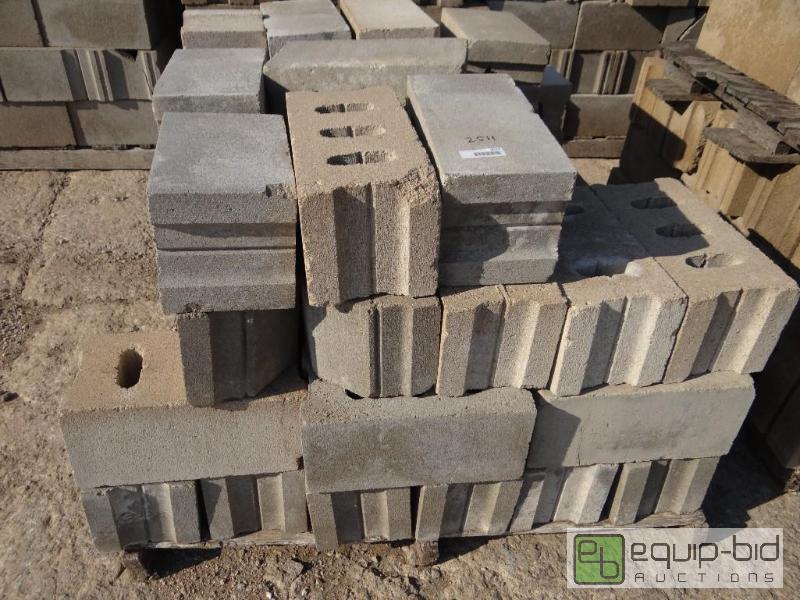 lot 2511 image: 1 Pallet of cinder blockbuilding block.Ski...