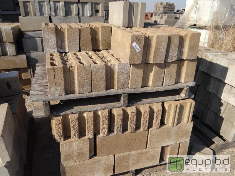 lot 2512 image: 1 Pallet of cinder blockbuilding block.Ski...