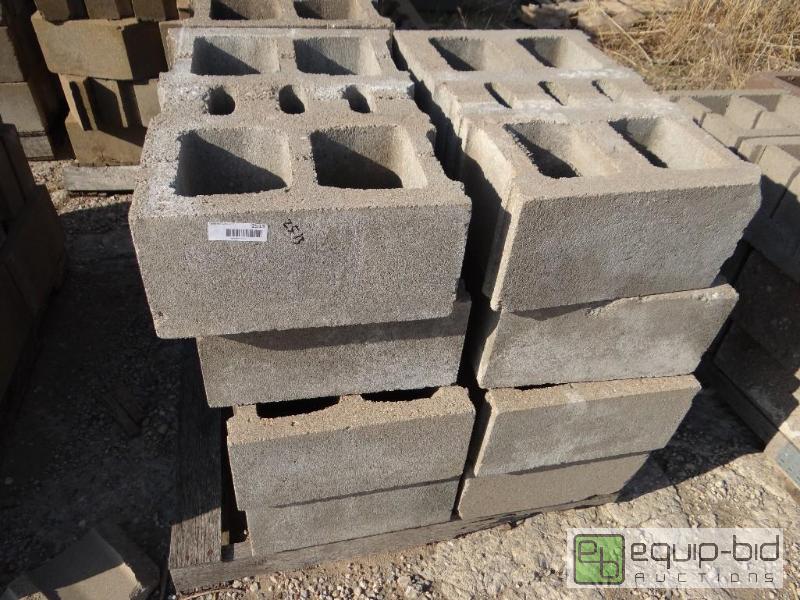lot 2513 image: 1 Pallet of cinder blockbuilding block.Ski...