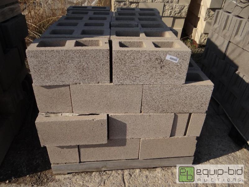 lot 2516 image: 1 Pallet of cinder blockbuilding block.Ski...