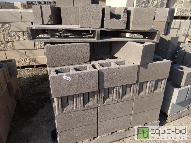 lot 2517 image: 1 Pallet of cinder blockbuilding block.Ski...