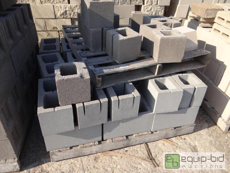lot 2518 image: 1 Pallet of cinder blockbuilding block.Ski...