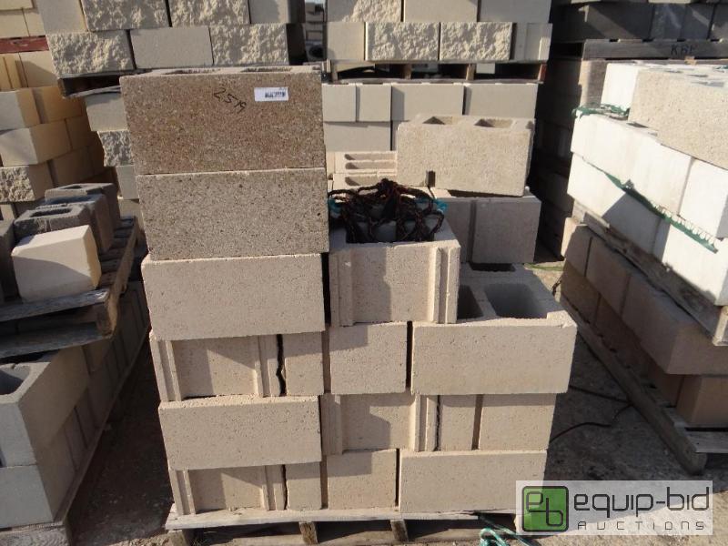 lot 2519 image: 1 Pallet of cinder blockbuilding block.Ski...