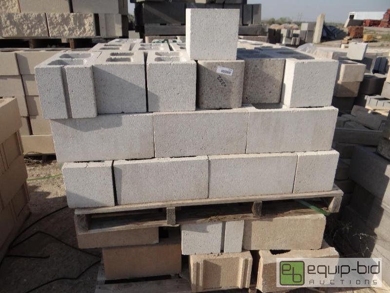lot 2520 image: 1 Pallet of cinder blockbuilding block.Ski...