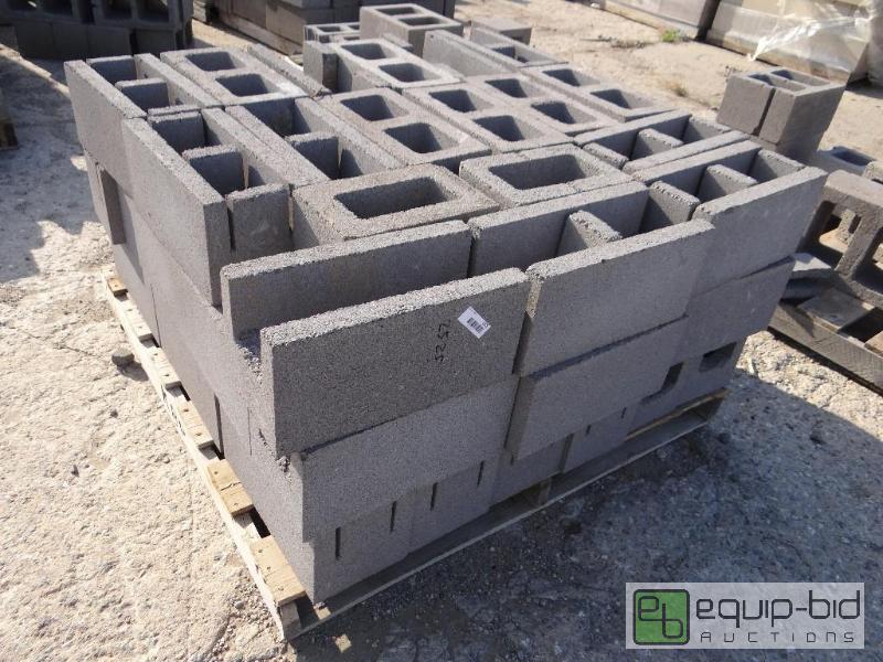 lot 2525 image: 1 Pallet of cinder blockbuilding block.  S...