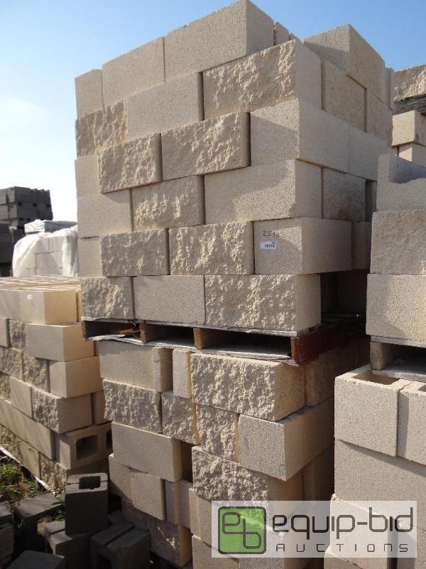 lot 2530 image: 2 Pallet of cinder blockbuilding block.  S...