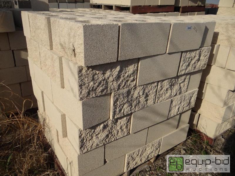 lot 2532 image: 1 Pallet of cinder blockbuilding block.  S...