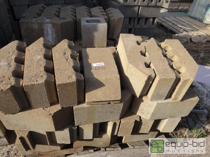 lot 2533 image: 1 Pallet of cinder blockbuilding block.  S...